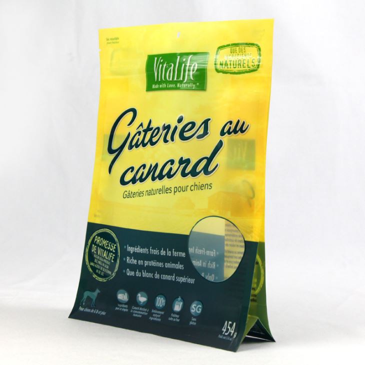 कुत्ते के साथ खाद्य बैग खिड़की के साथ